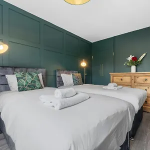 Spacious 3 Bedroom Whitechapel With Garden By Gold London